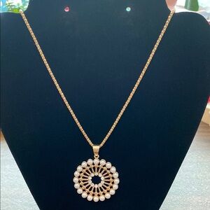 Elegant Gold and Pearl Pendant Necklace